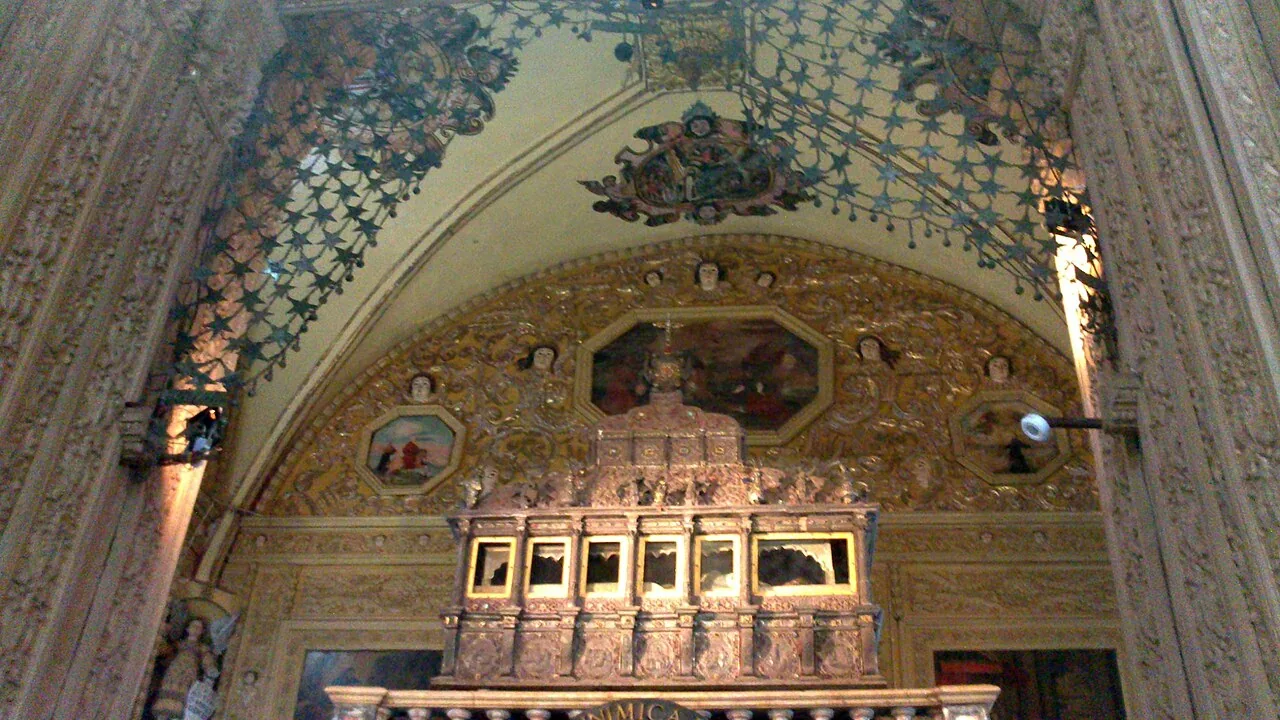 The silver casket associated with Francis Xavier’s remains at the Basilica of Bom Jesus, Old Goa. This distant view documents the display setting, not an anatomical condition.